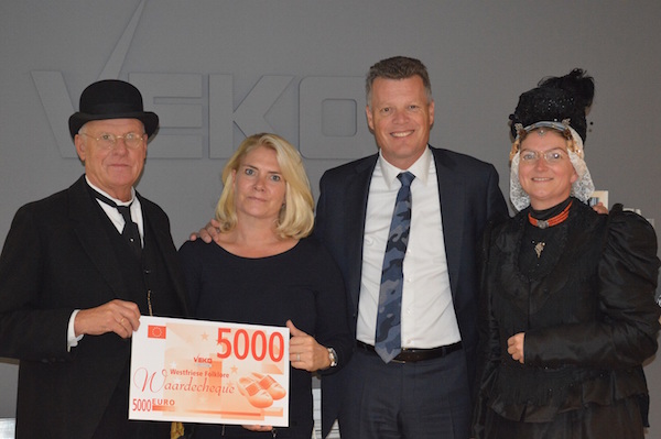 Cheque €.5000,= voor Folklore van 40-jarig VEKO