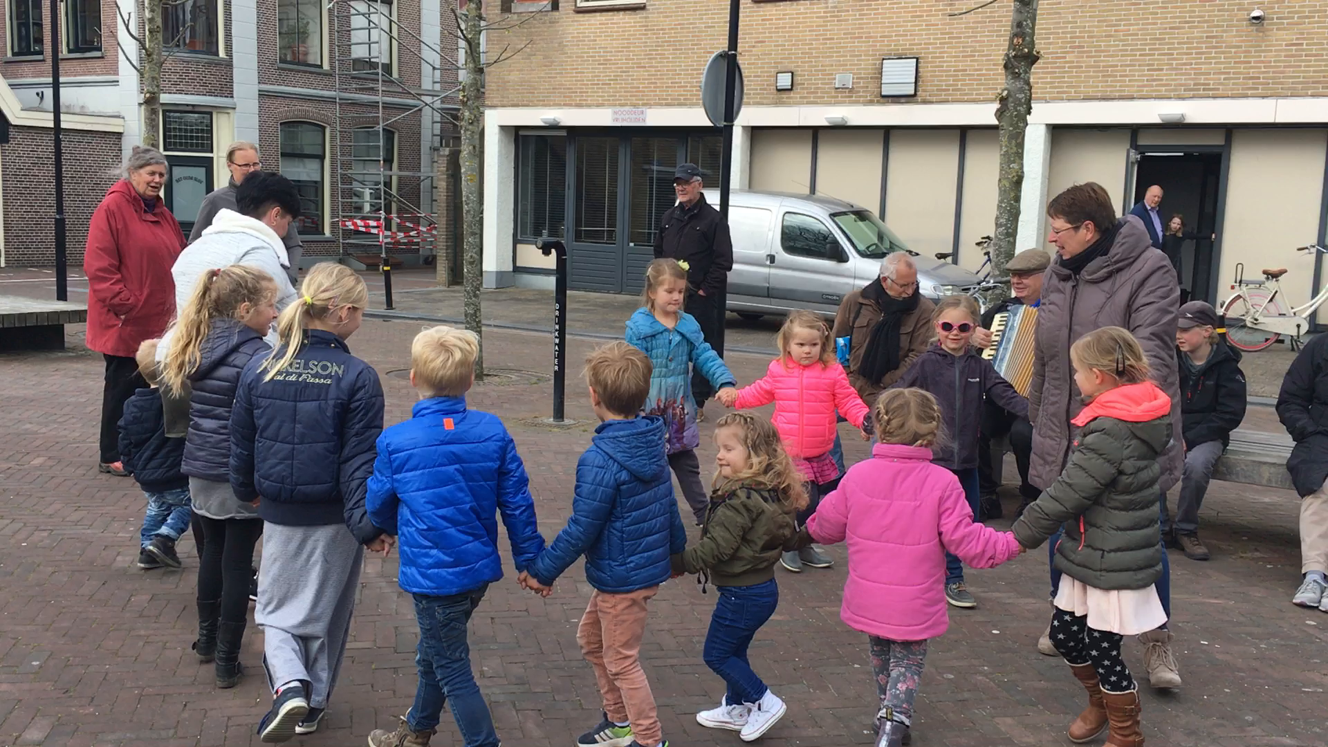 Kinderdansgroep begonnen.