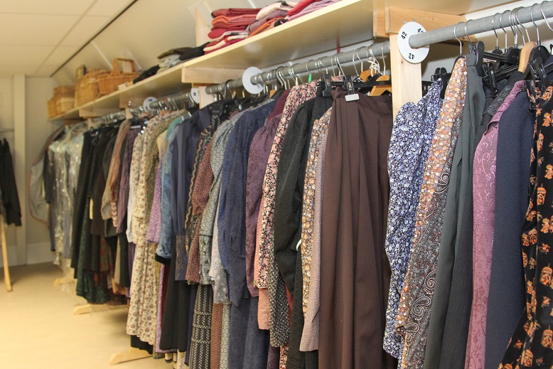 Inleveren kleding, kappen en kinderwagens