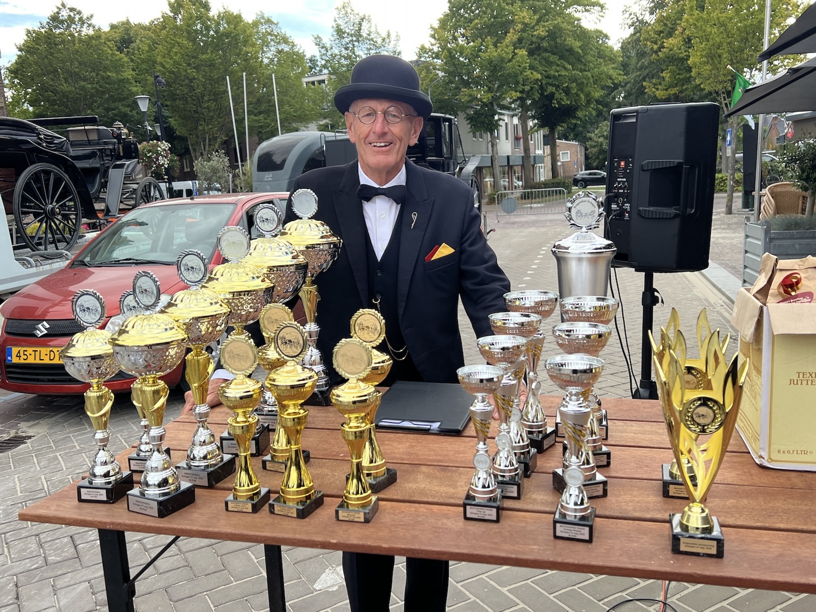 Deelnemers ringsteken.
